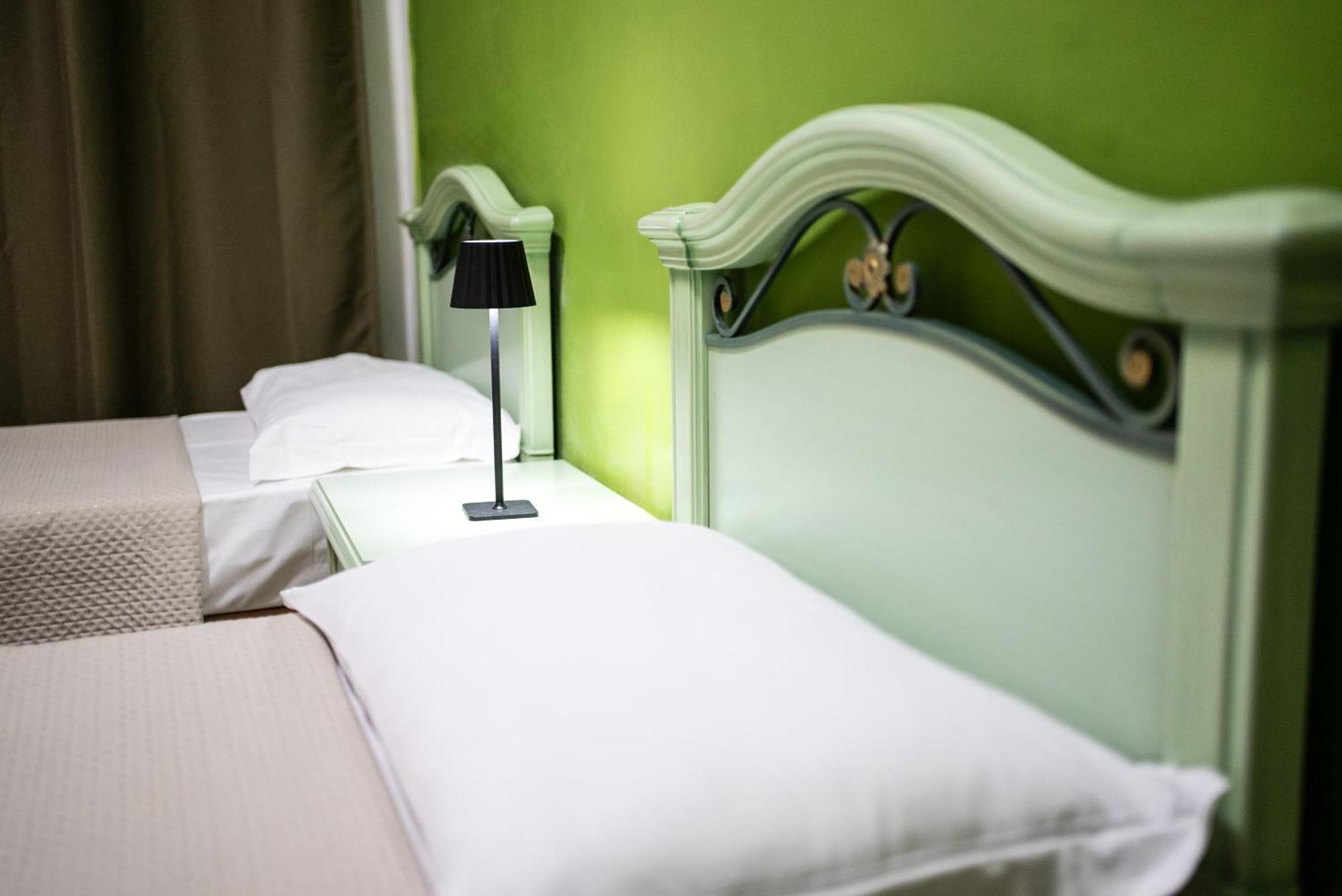 Home Josephine, A Due Passi Dalla Reggia กาแซร์ตา ภายนอก รูปภาพ