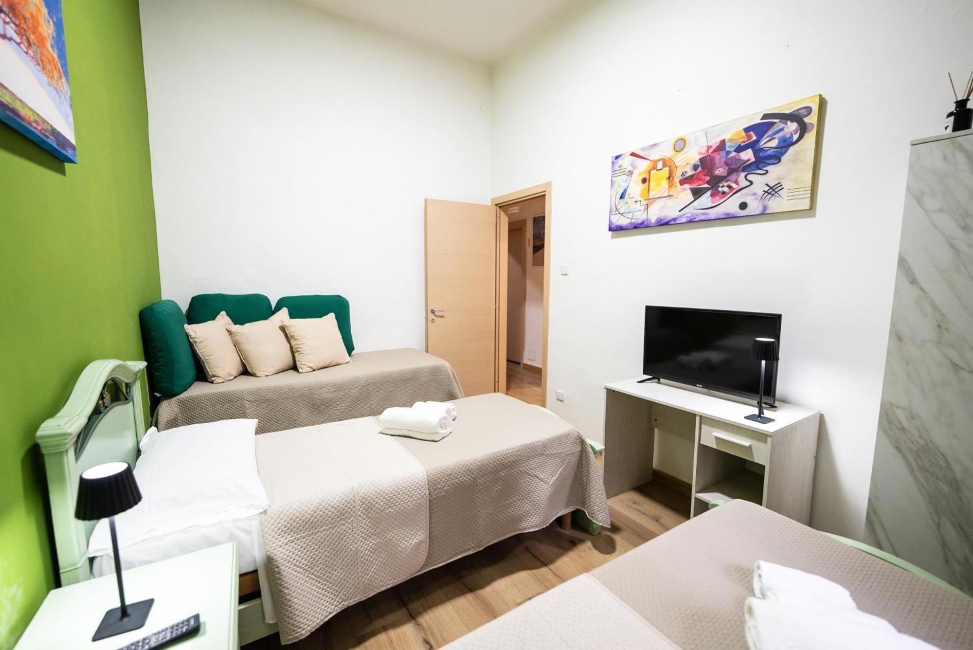 Home Josephine, A Due Passi Dalla Reggia กาแซร์ตา ภายนอก รูปภาพ