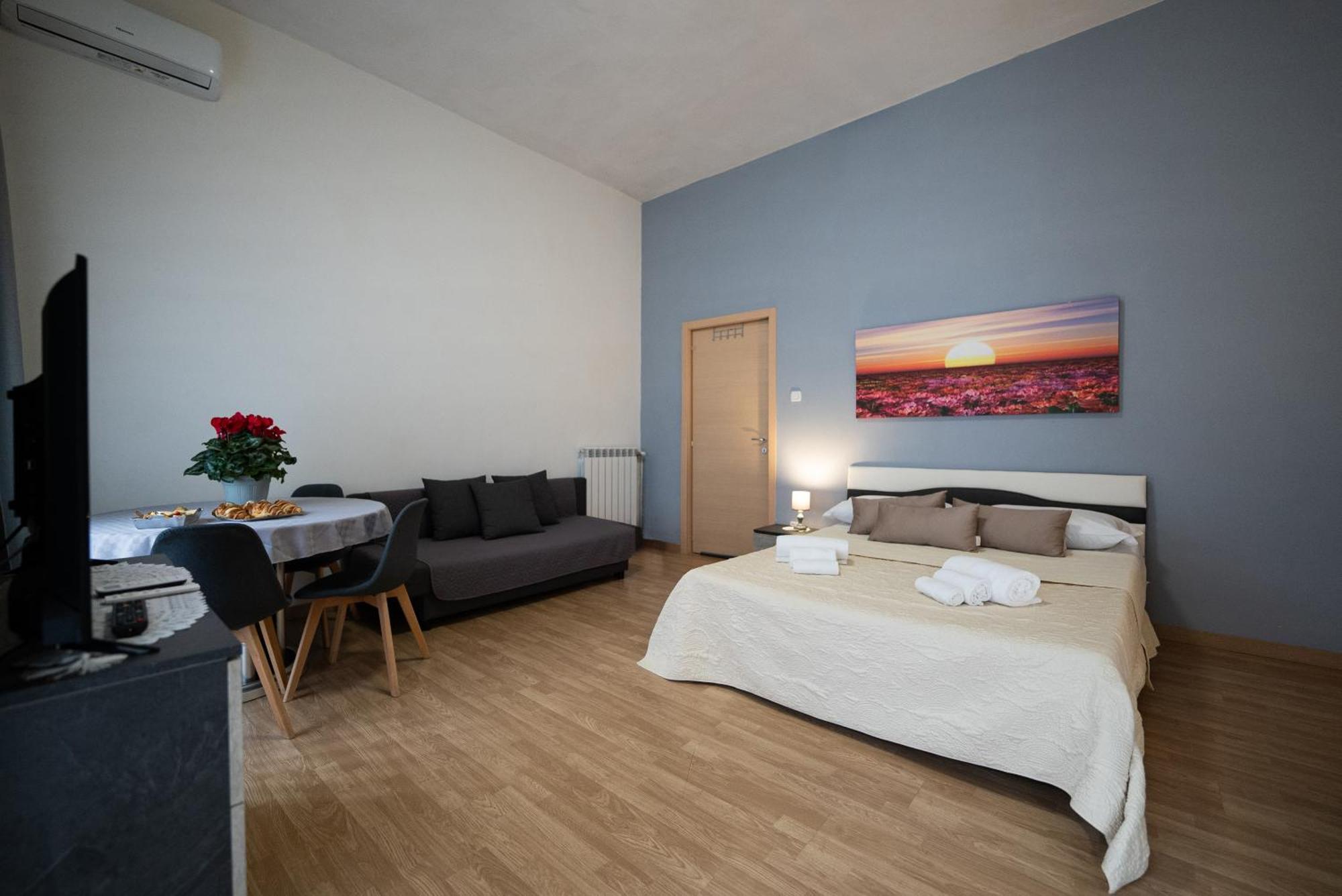 Home Josephine, A Due Passi Dalla Reggia กาแซร์ตา ภายนอก รูปภาพ